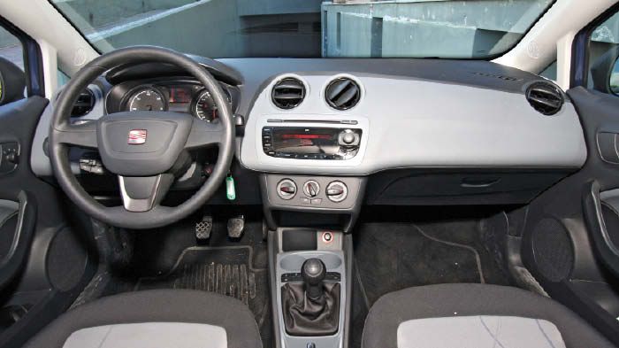Τo ταμπλό του Seat Ibiza διαθέτει λιτή εικόνα και σχεδίαση. Η ποιότητα κατασκευής είναι καλή σε γενικές γραμμές.